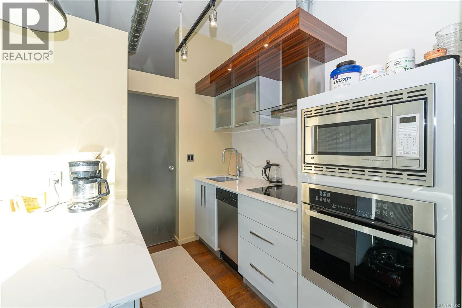 822 1029 View St