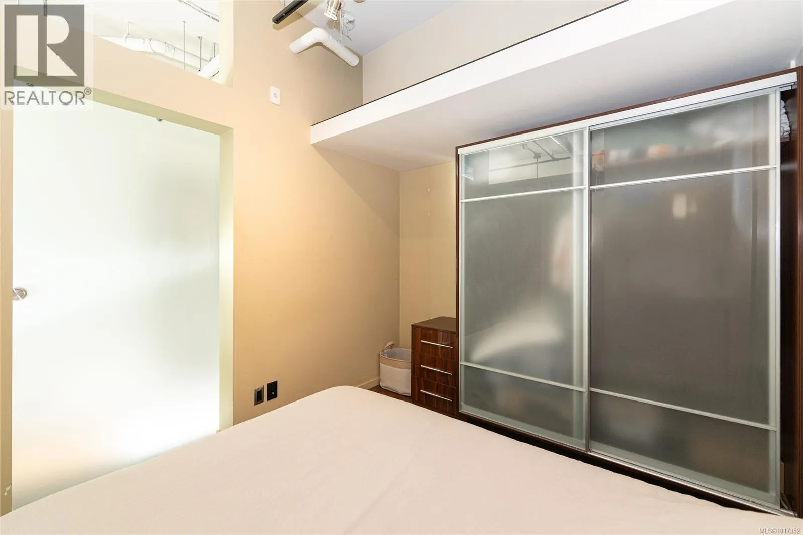 822 1029 View St