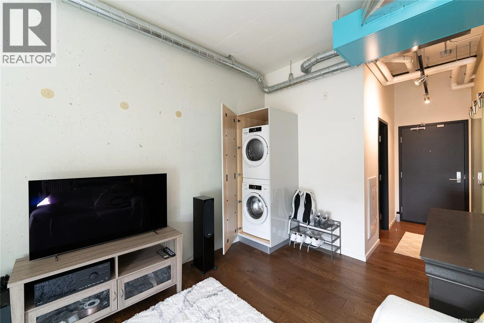 822 1029 View St