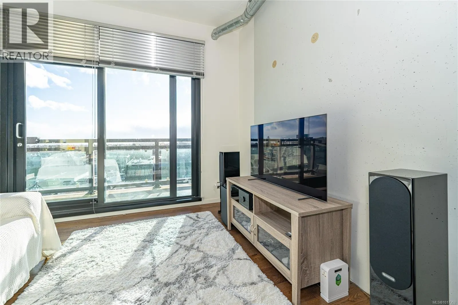 822 1029 View St