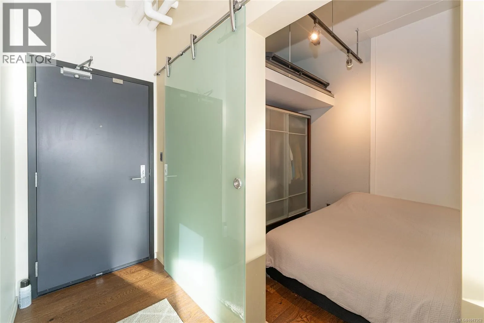 822 1029 View St