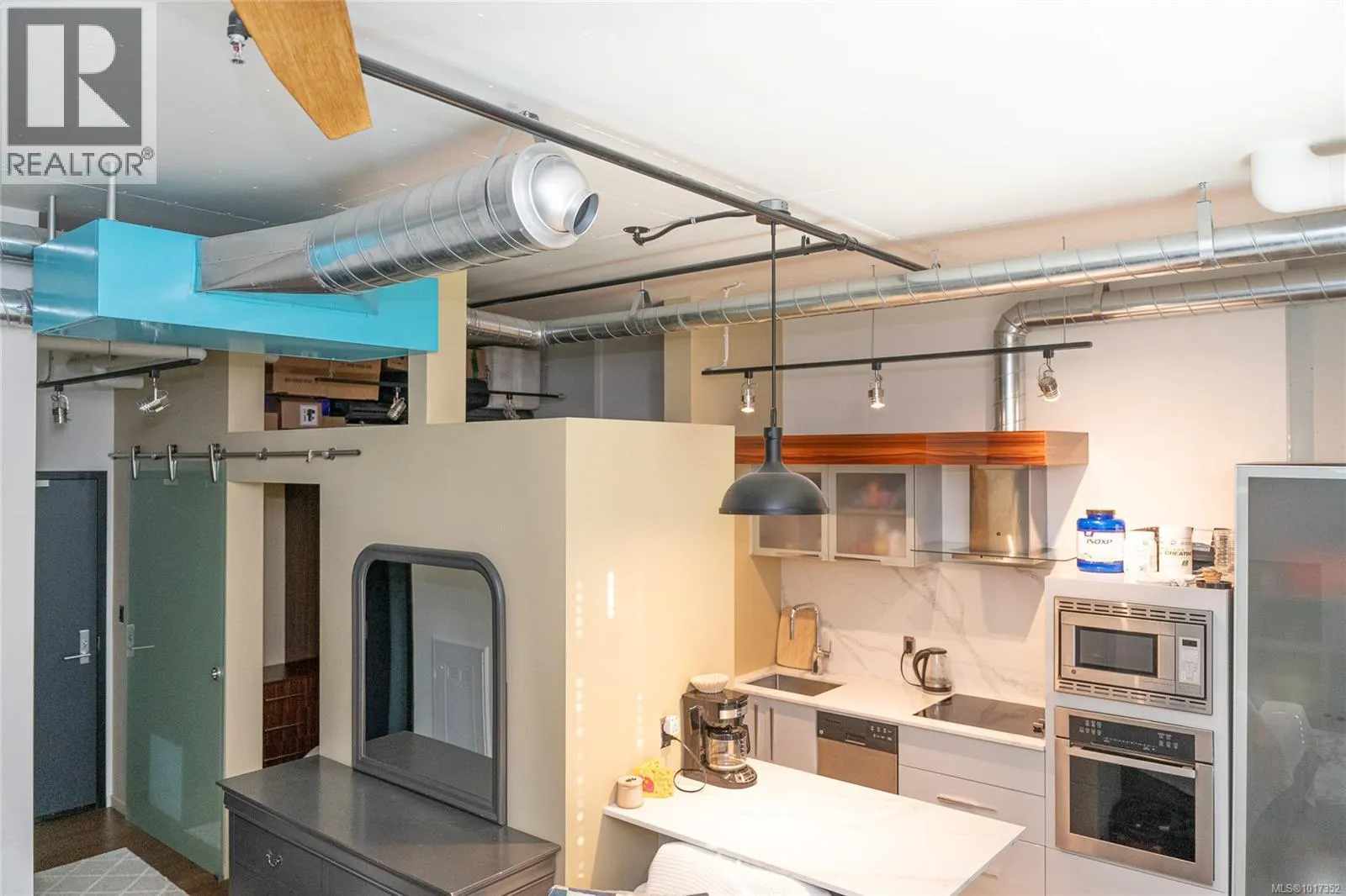 822 1029 View St