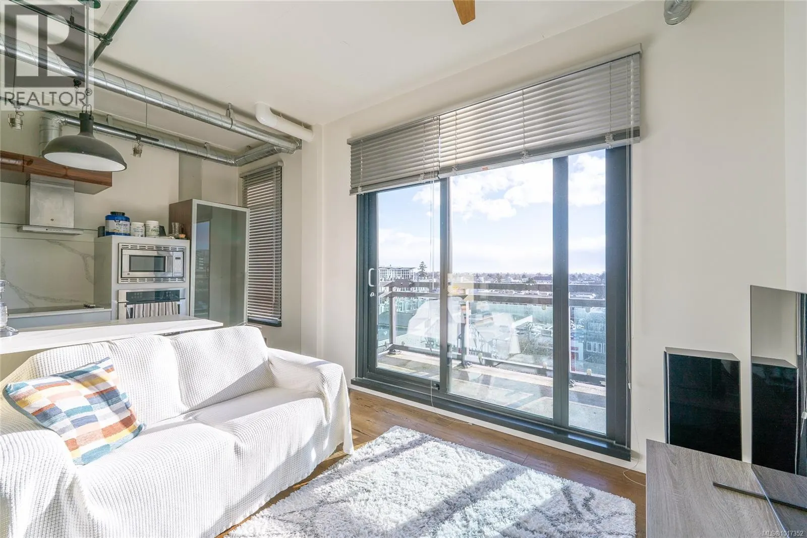 822 1029 View St