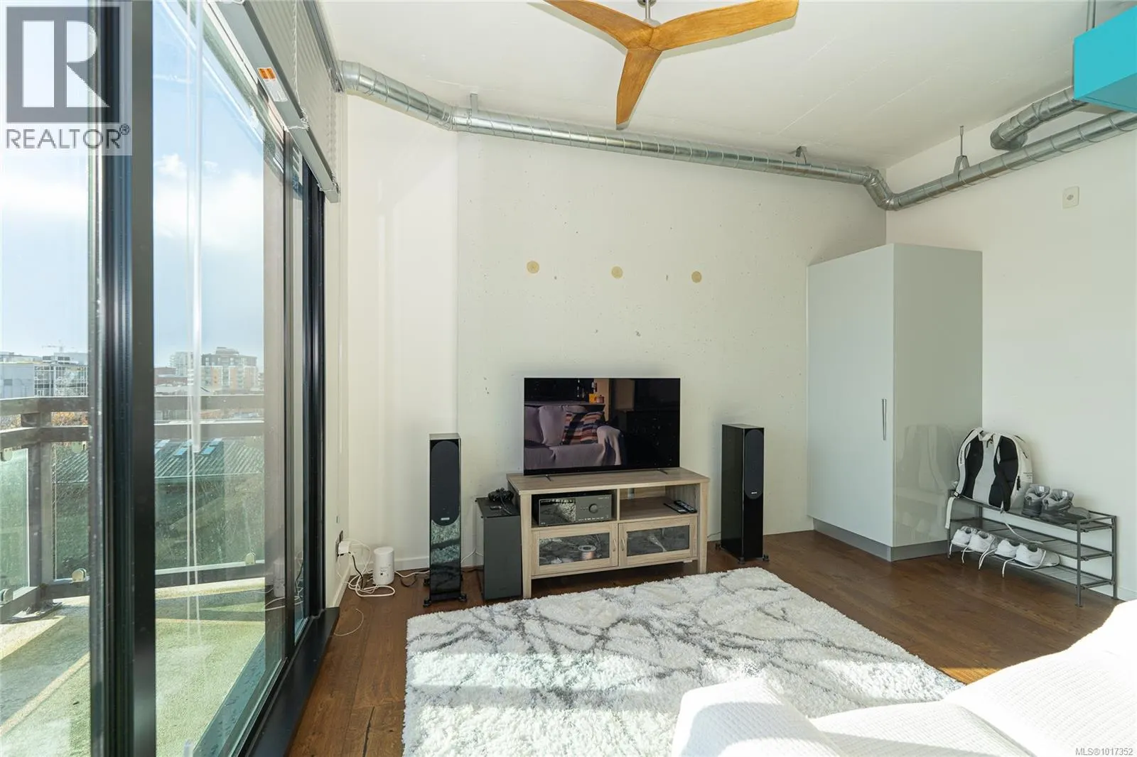 822 1029 View St