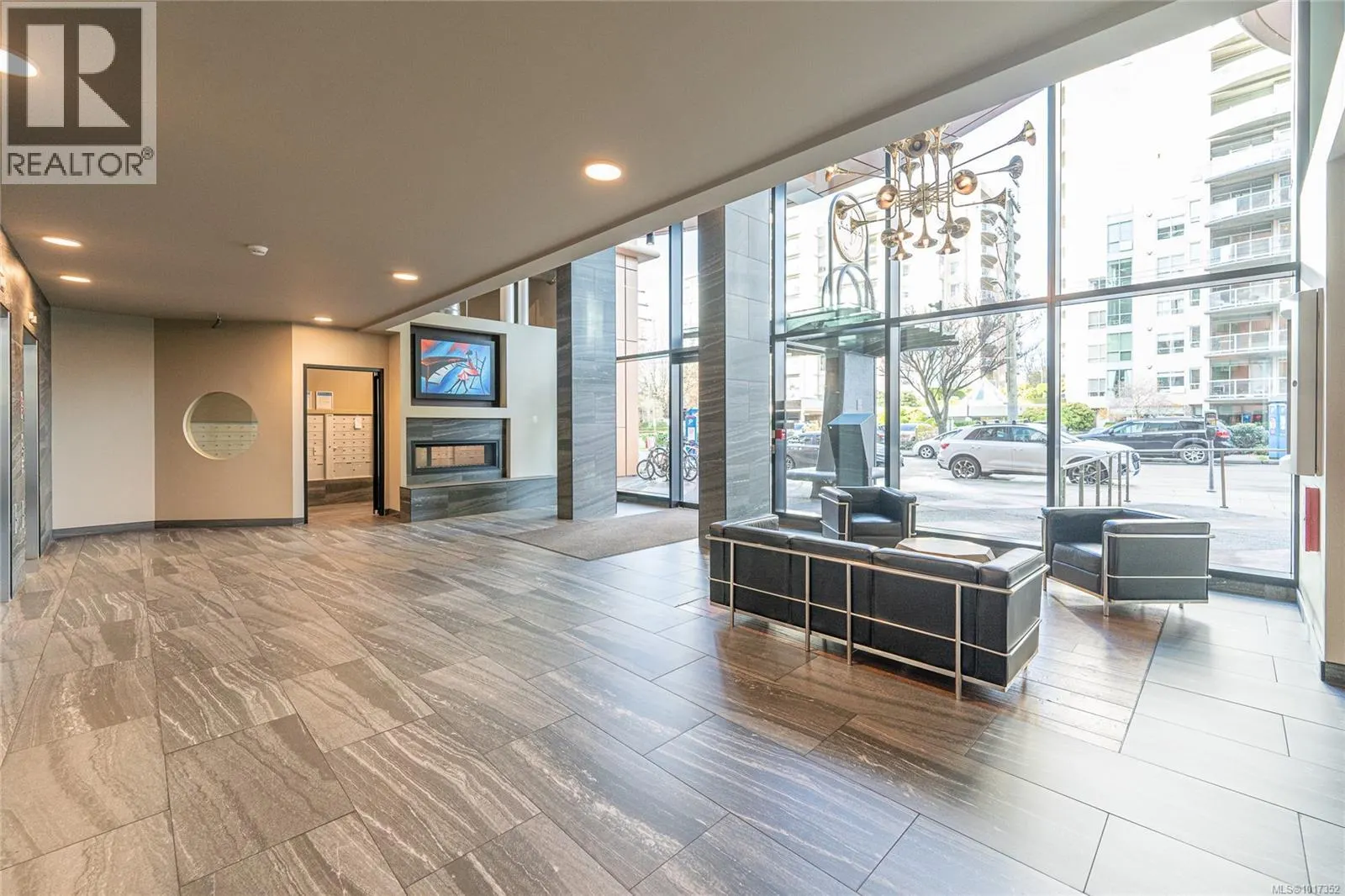 822 1029 View St