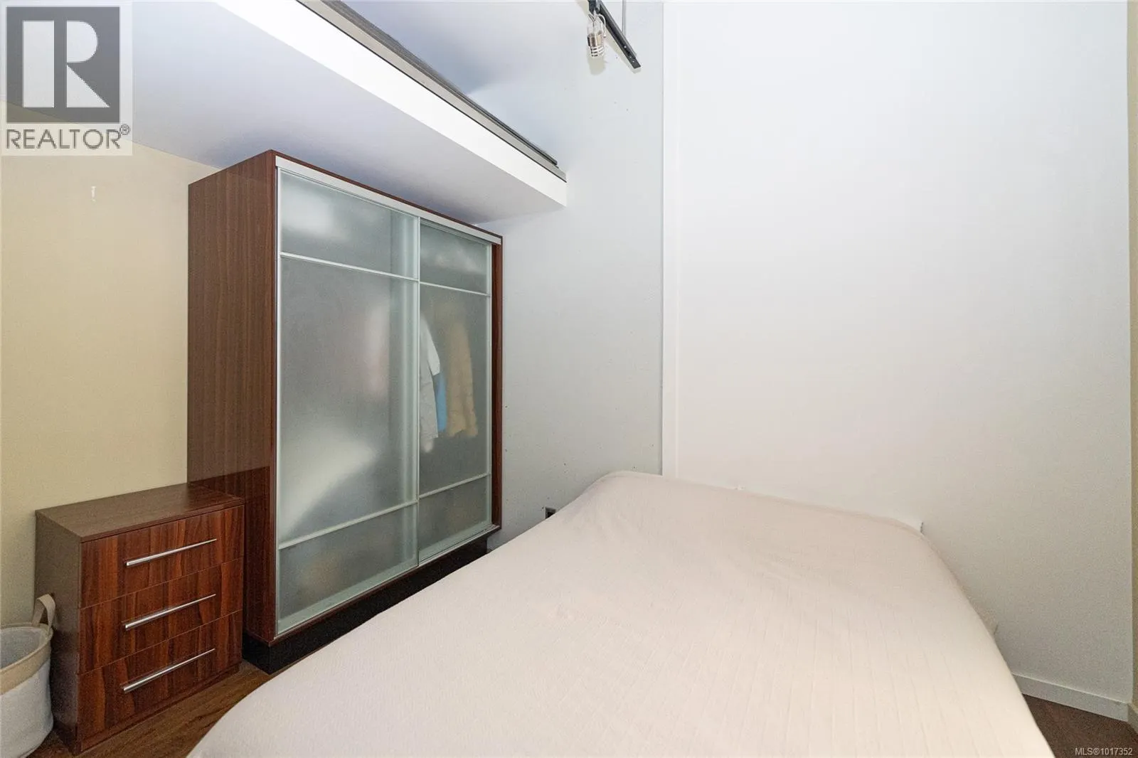 822 1029 View St