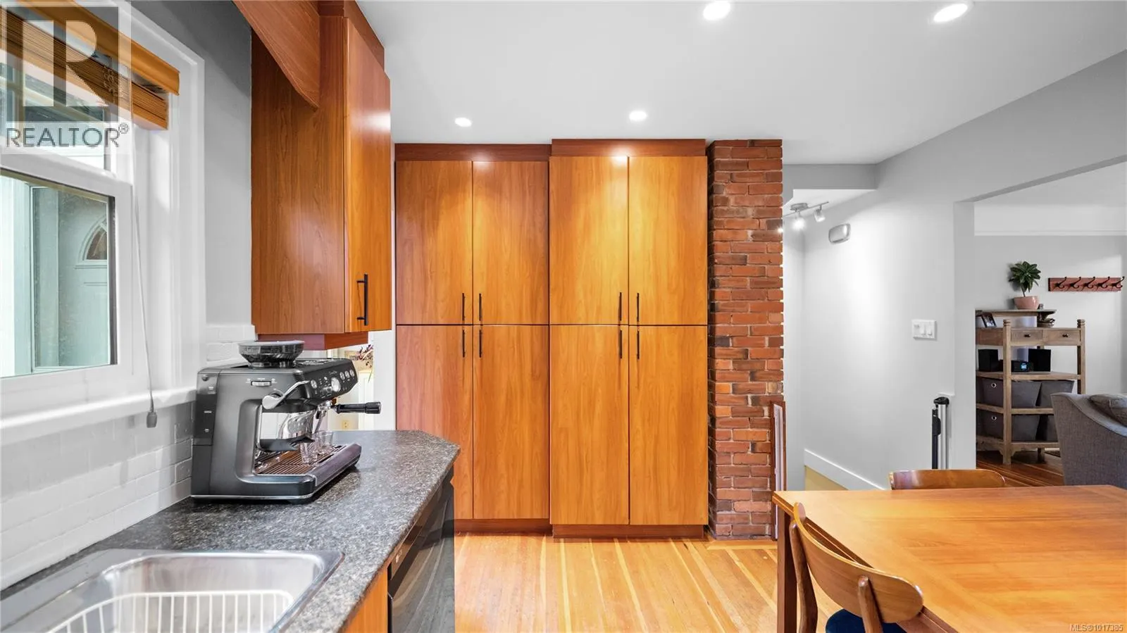 1102 Vista Hts
