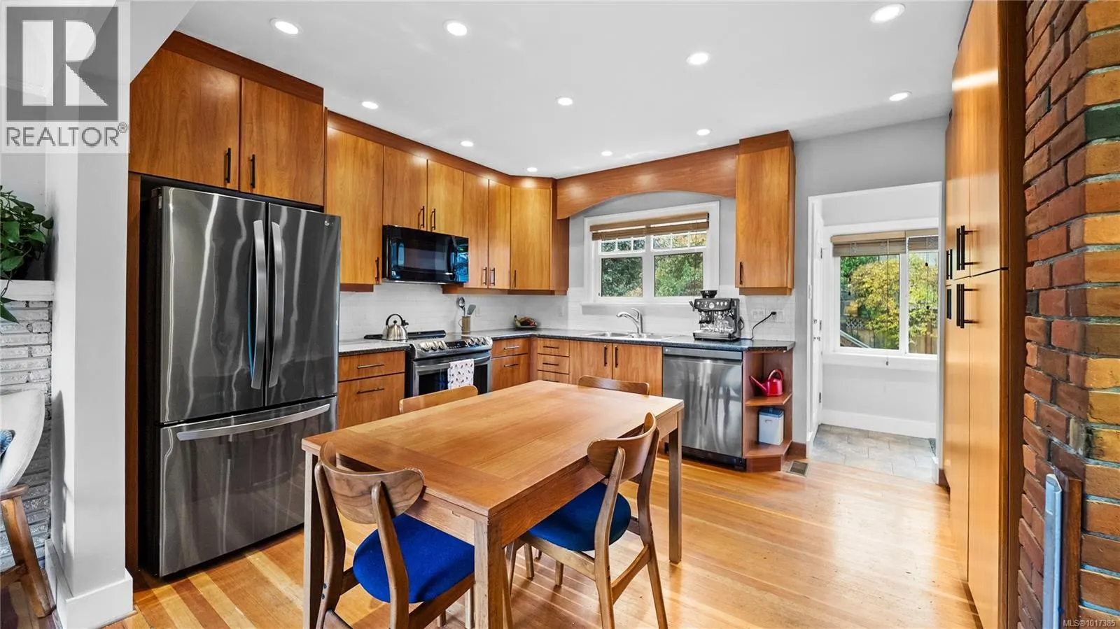 1102 Vista Hts