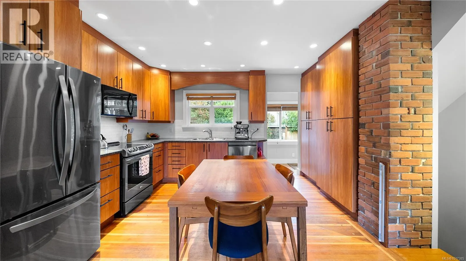 1102 Vista Hts