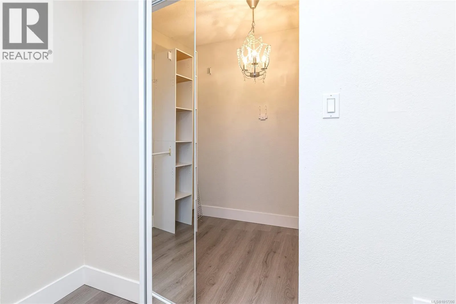 9 7675 East Saanich Rd
