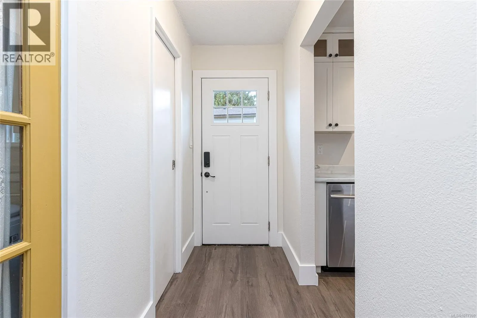 9 7675 East Saanich Rd