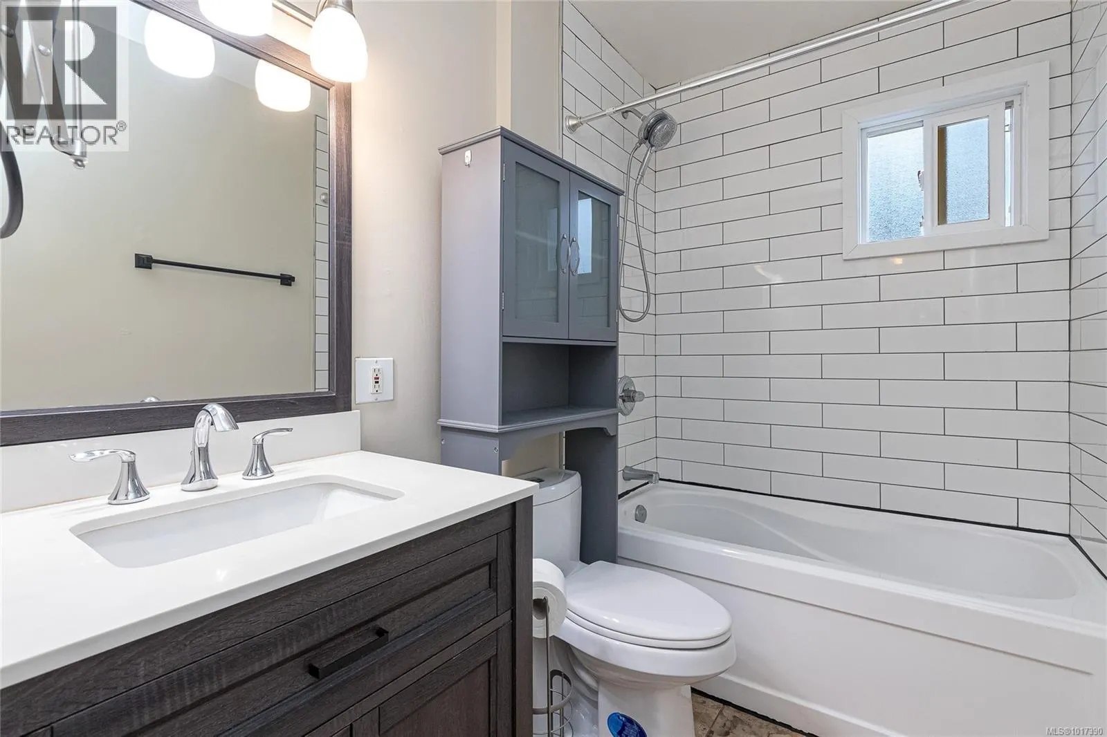 9 7675 East Saanich Rd