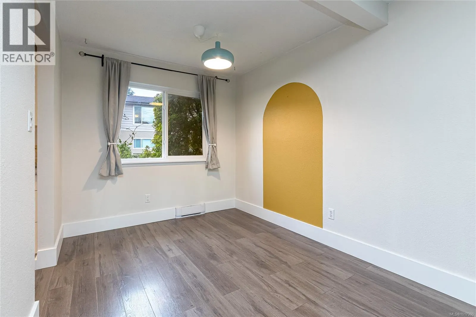 9 7675 East Saanich Rd