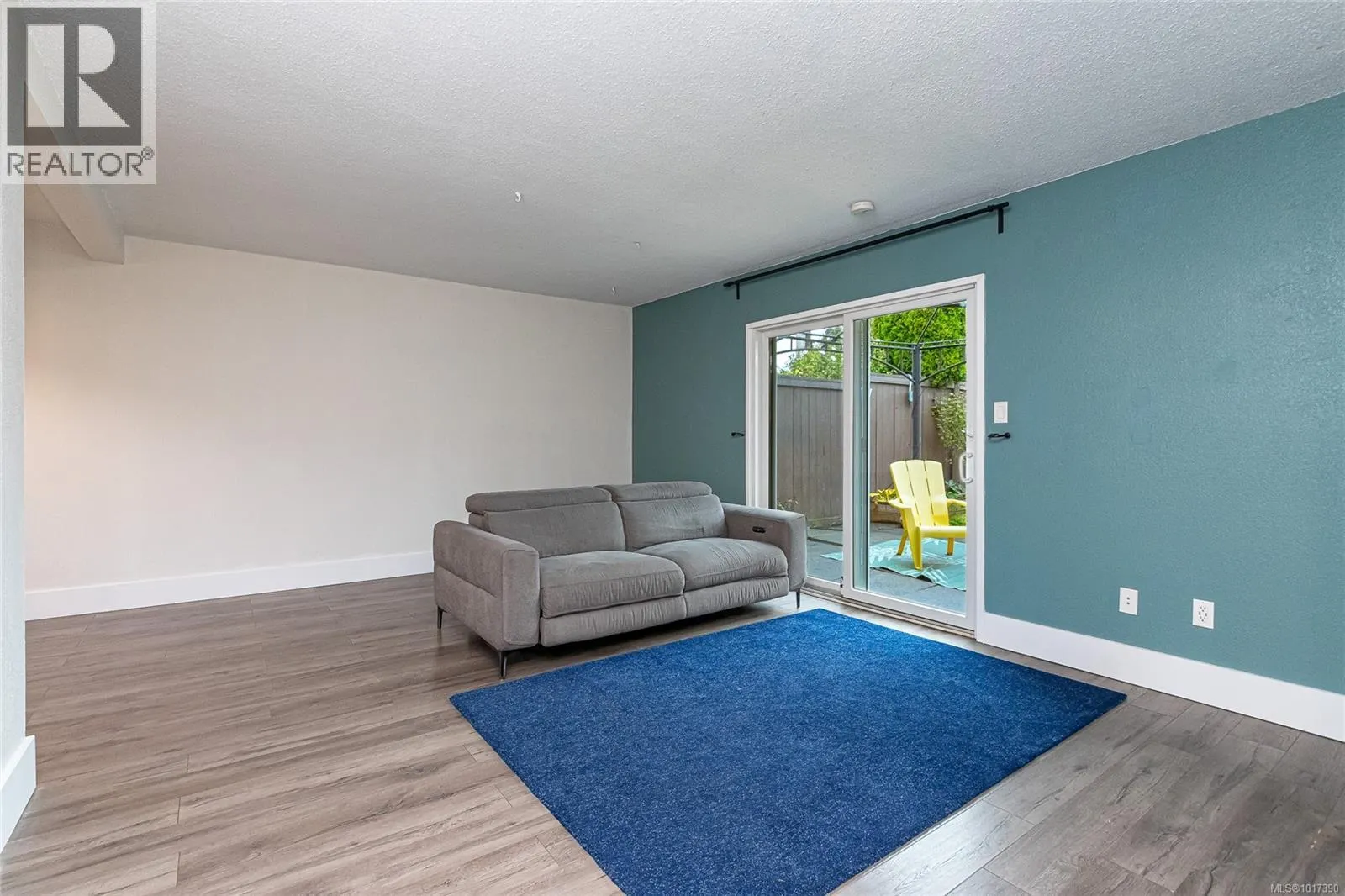 9 7675 East Saanich Rd