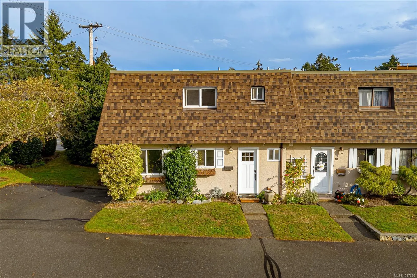 9 7675 East Saanich Rd