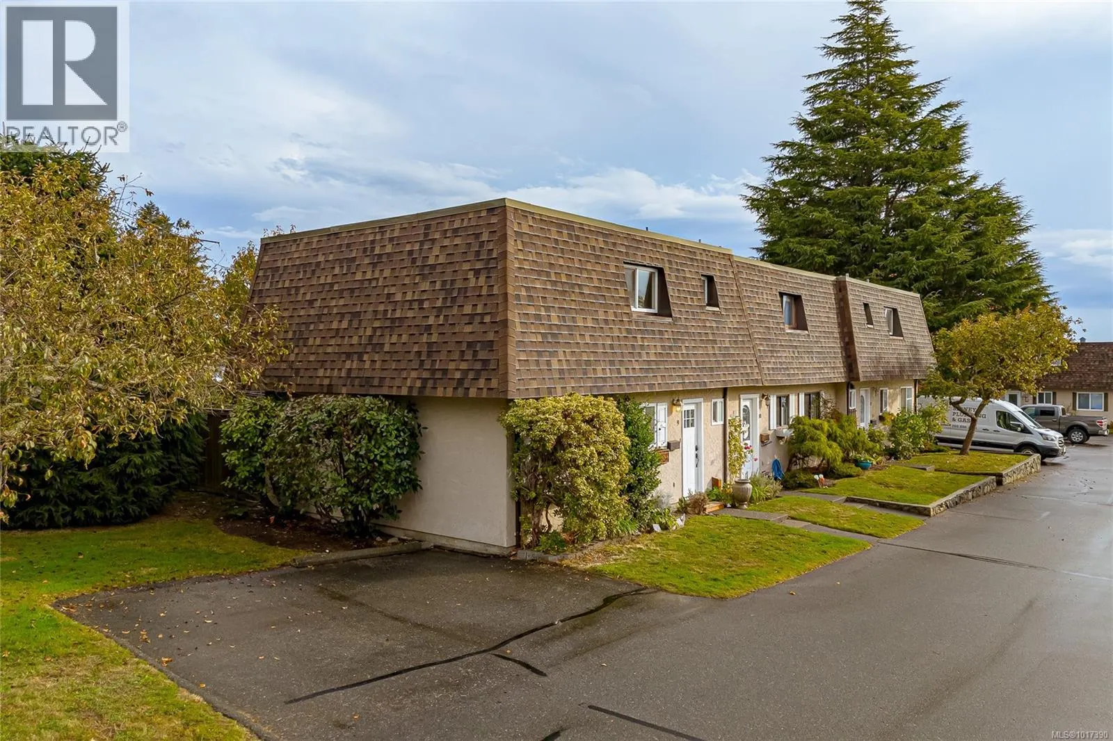 9 7675 East Saanich Rd