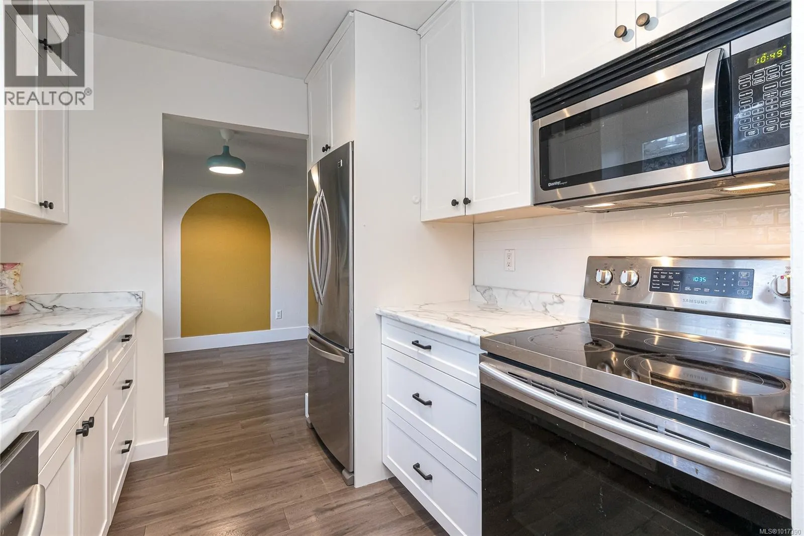 9 7675 East Saanich Rd