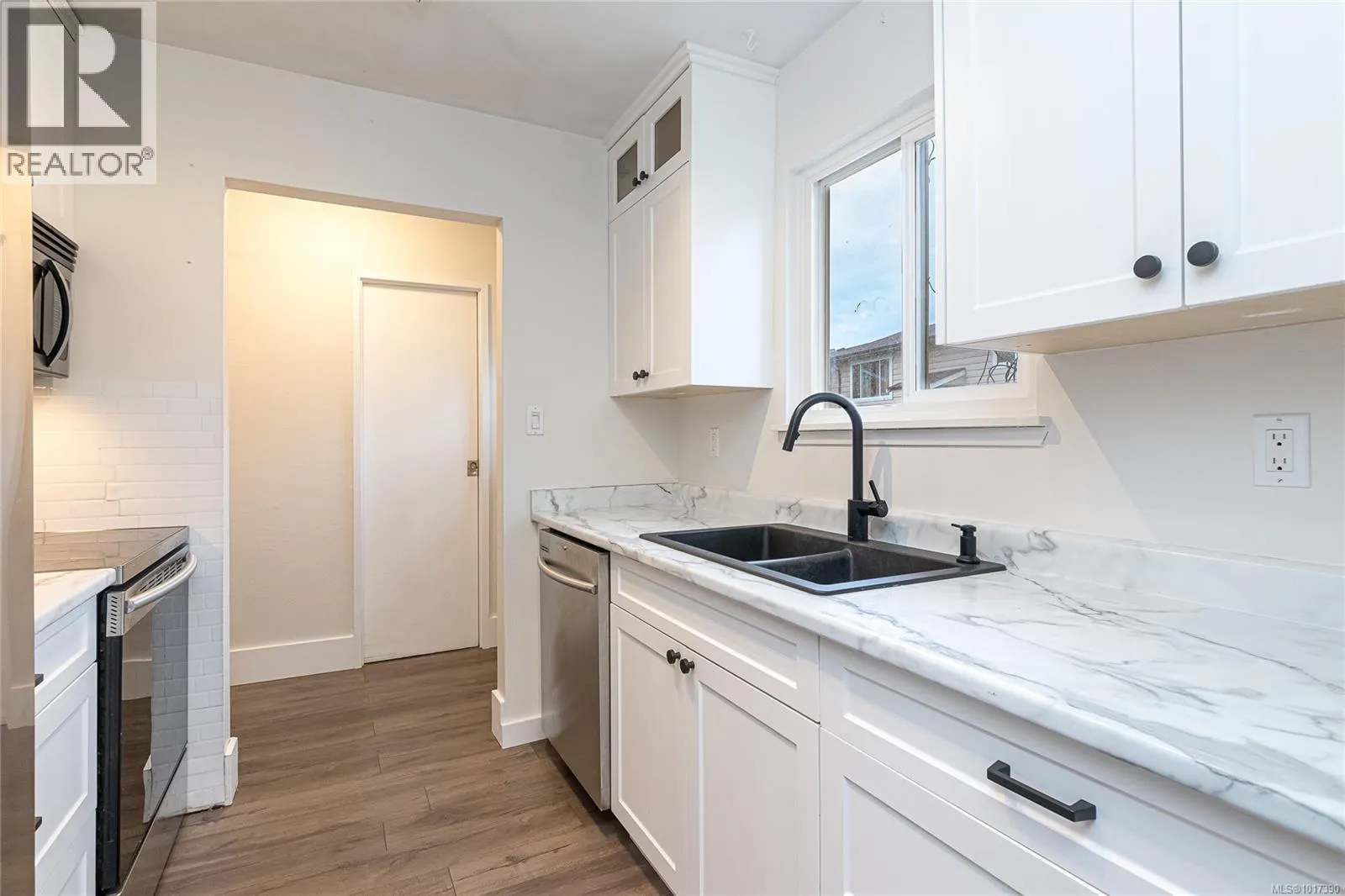 9 7675 East Saanich Rd