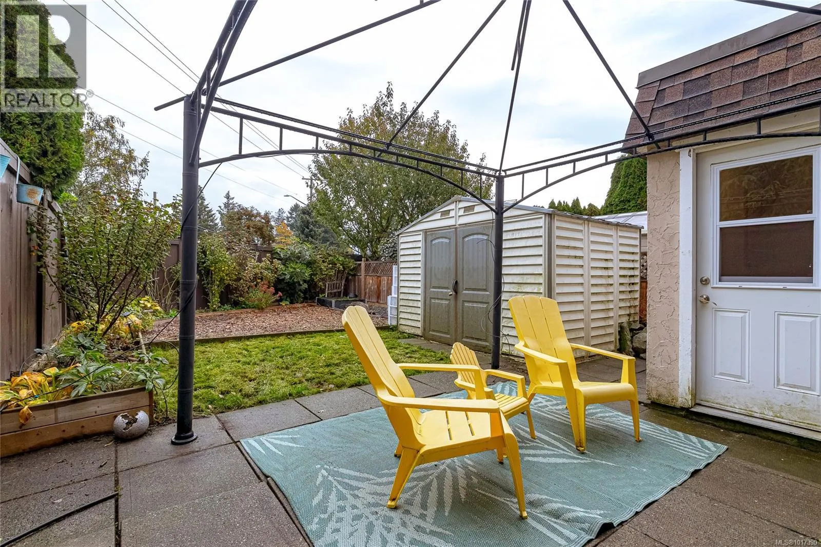 9 7675 East Saanich Rd