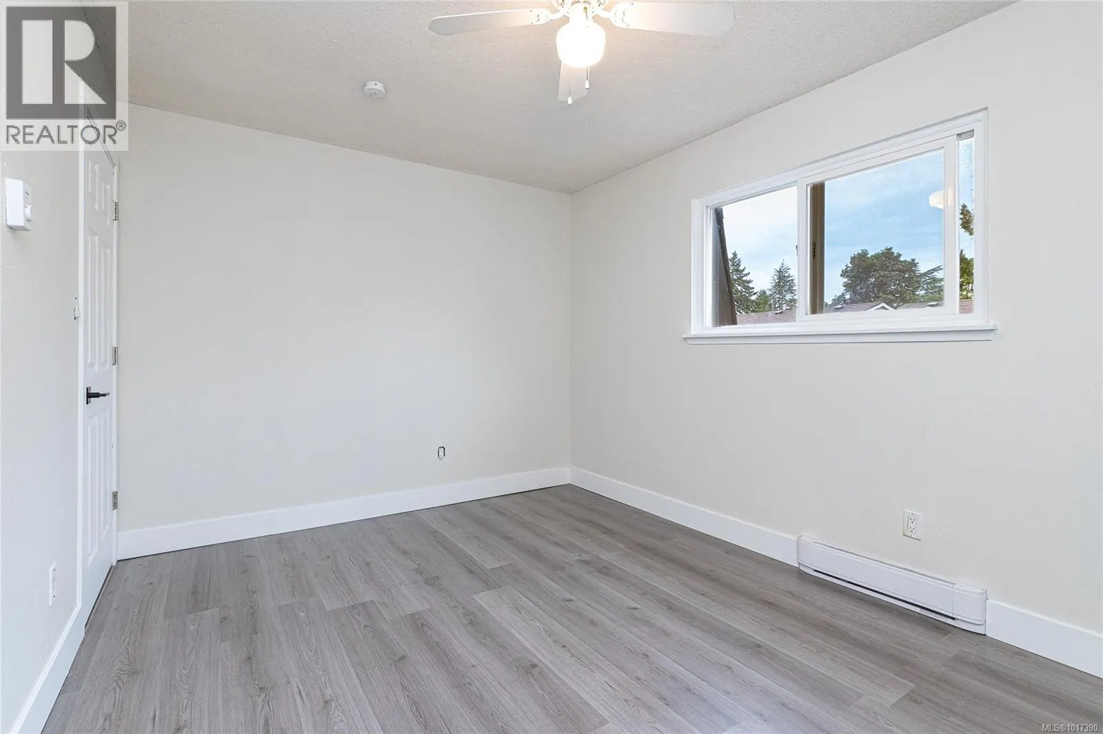 9 7675 East Saanich Rd