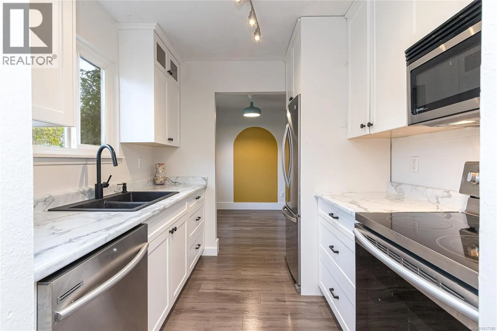 9 7675 East Saanich Rd