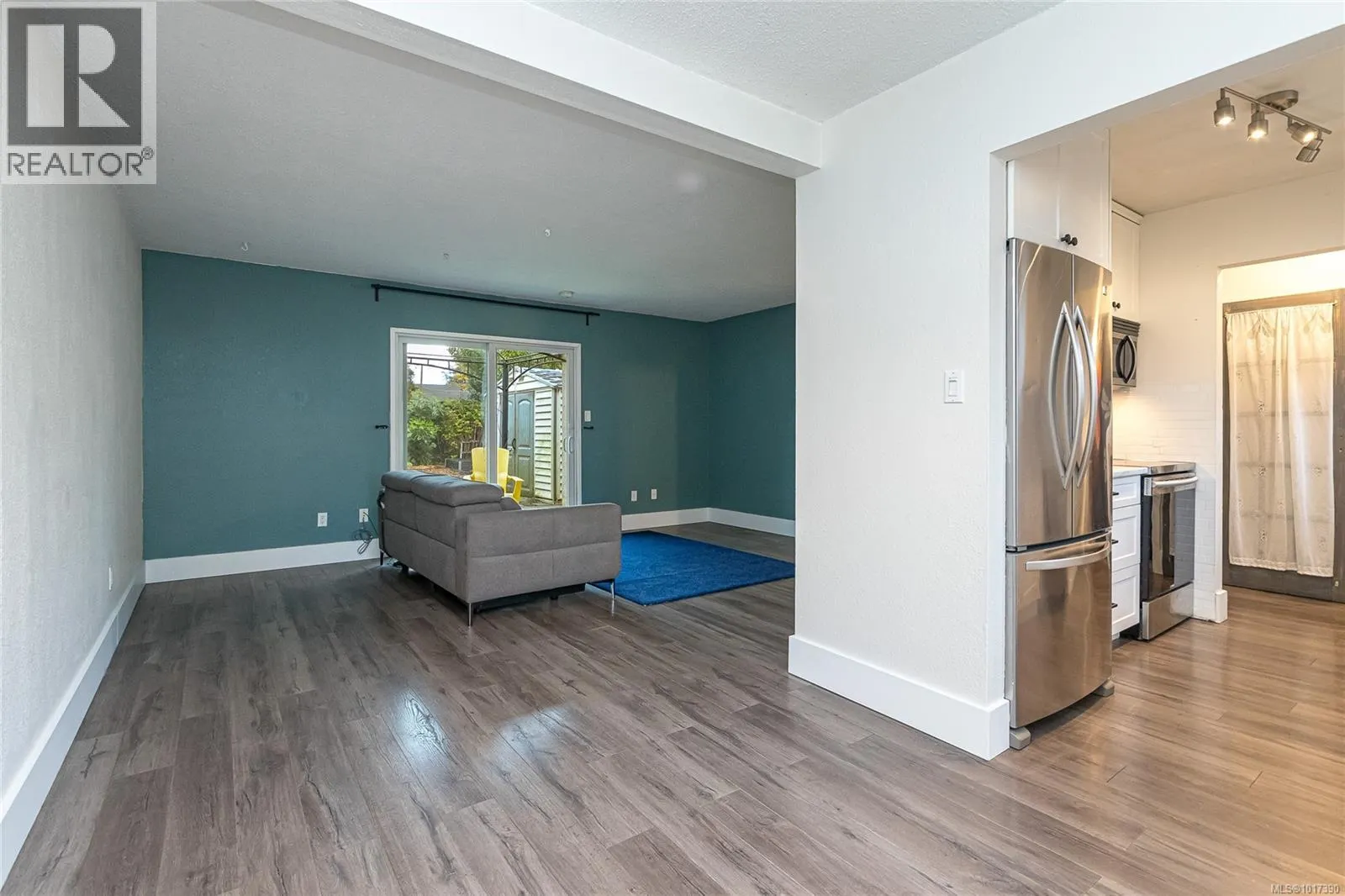 9 7675 East Saanich Rd