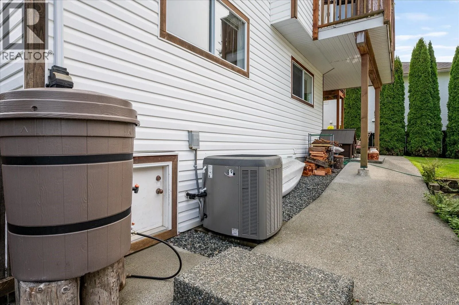 5853 Tweedsmuir Cres