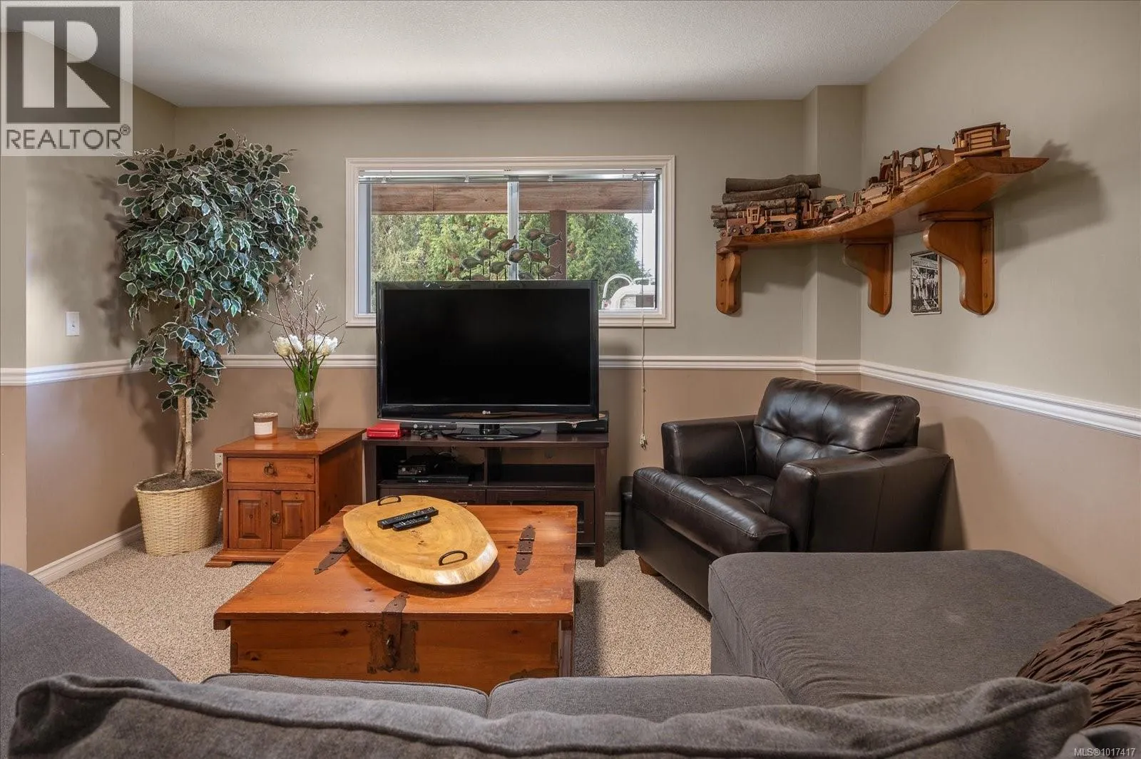 5853 Tweedsmuir Cres