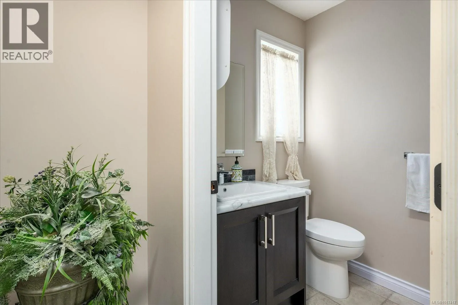 5853 Tweedsmuir Cres