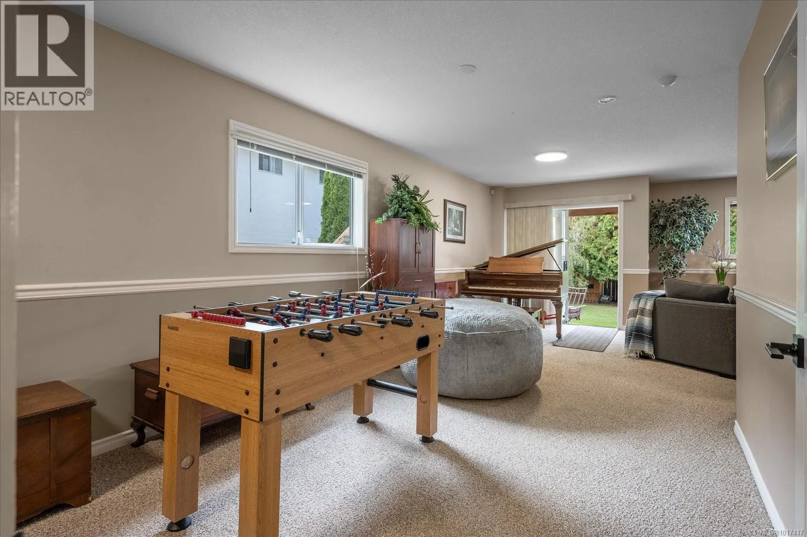 5853 Tweedsmuir Cres
