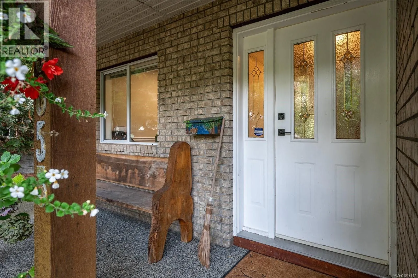 5853 Tweedsmuir Cres