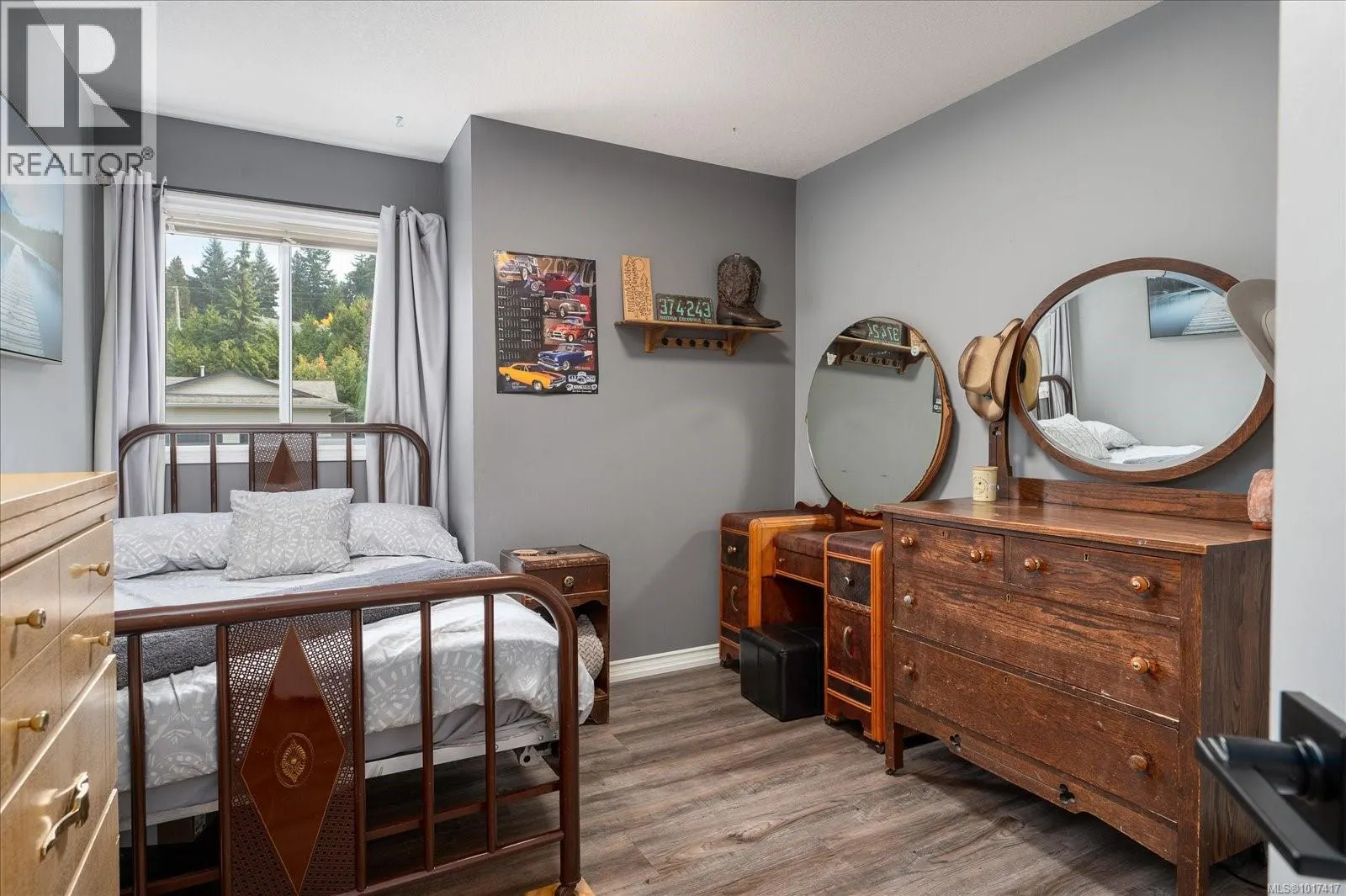 5853 Tweedsmuir Cres