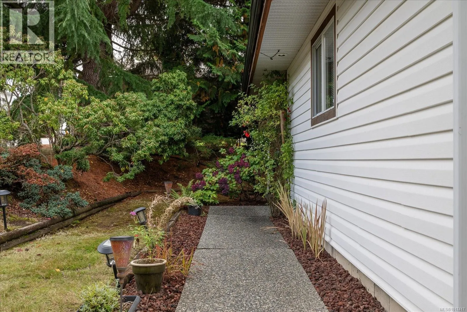 5853 Tweedsmuir Cres