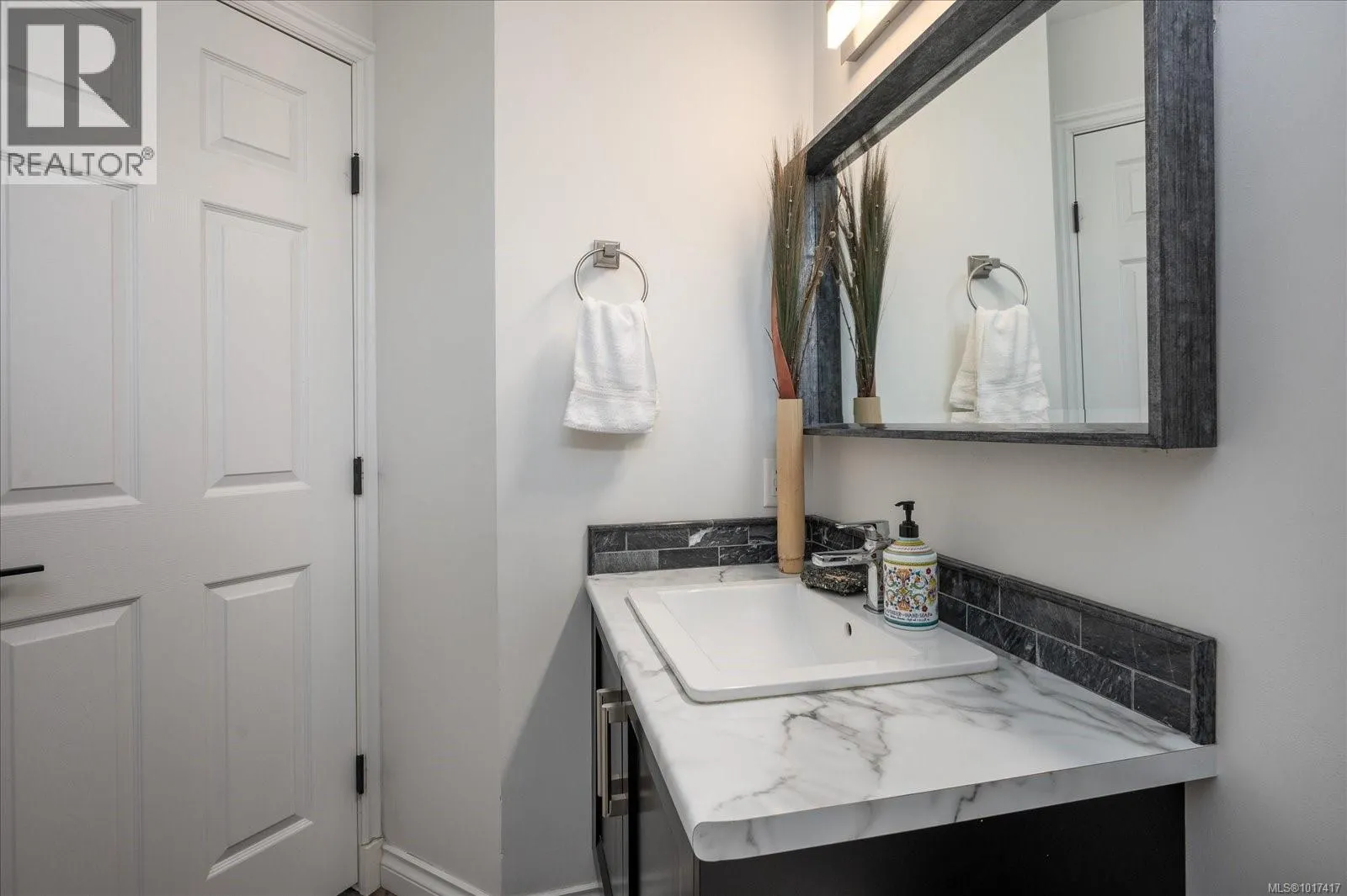 5853 Tweedsmuir Cres