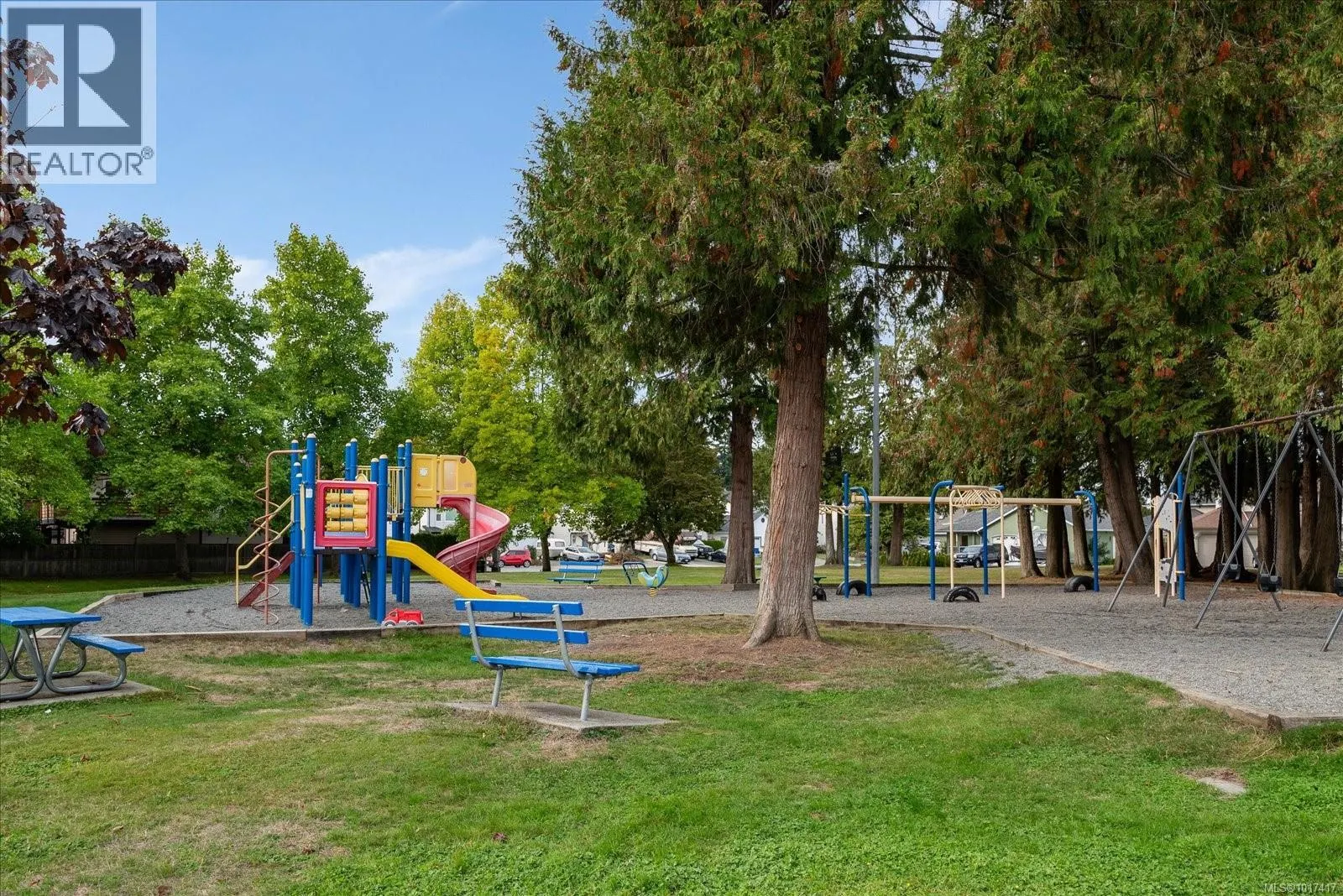 5853 Tweedsmuir Cres
