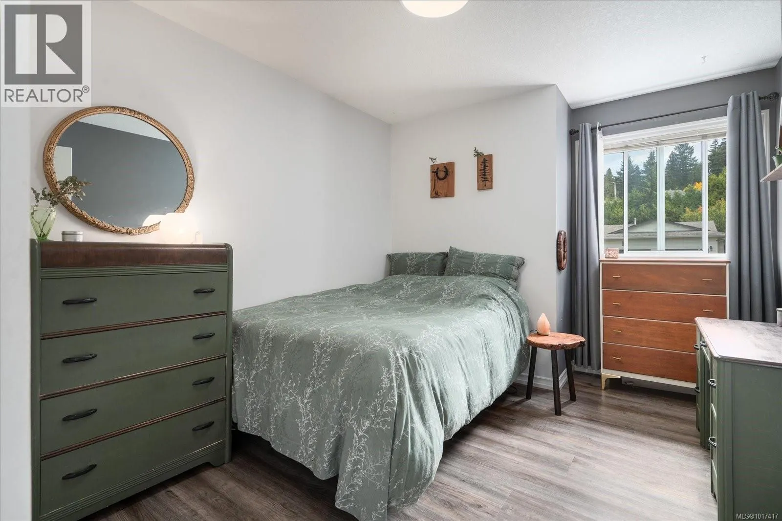5853 Tweedsmuir Cres