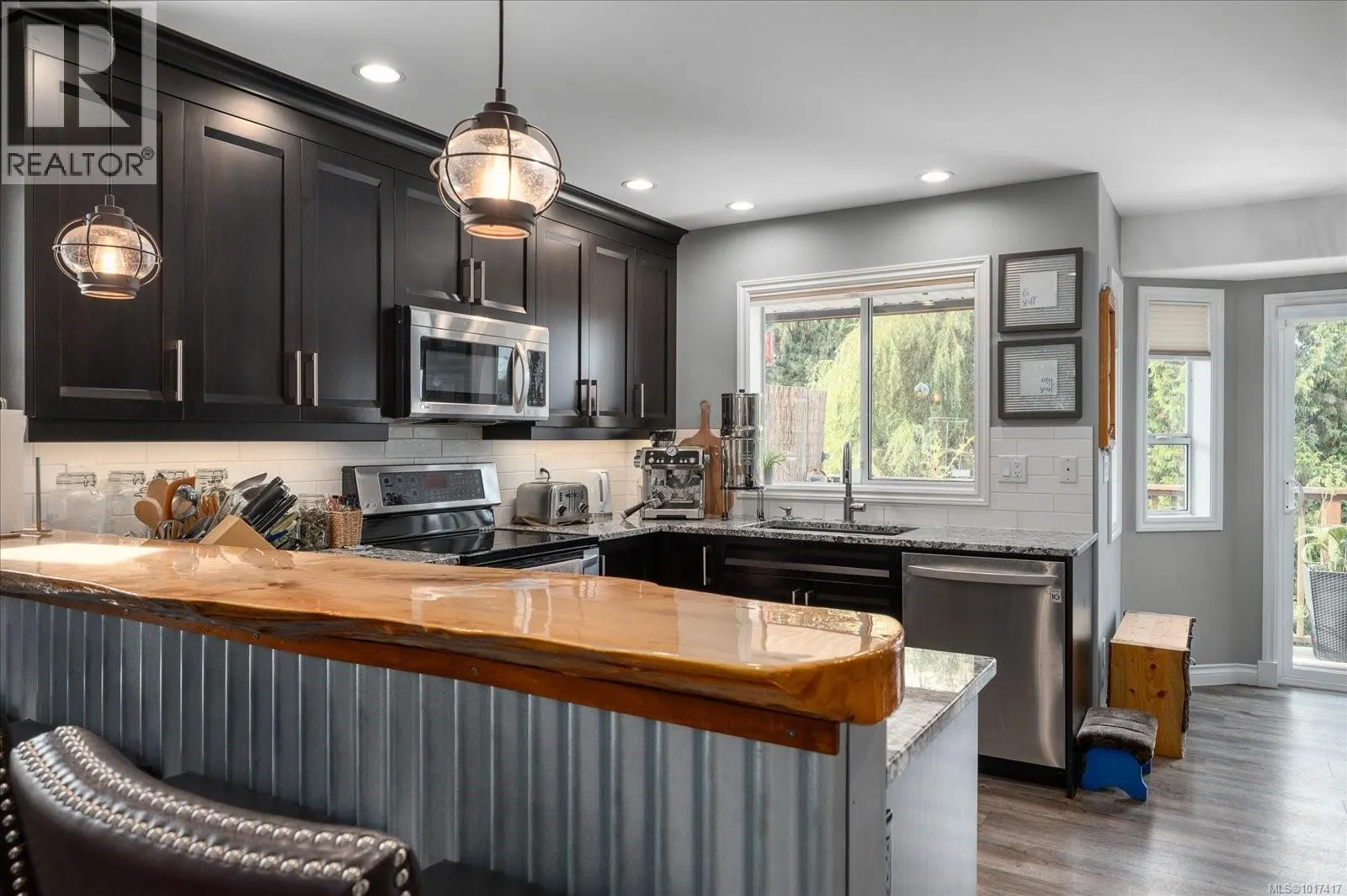 5853 Tweedsmuir Cres