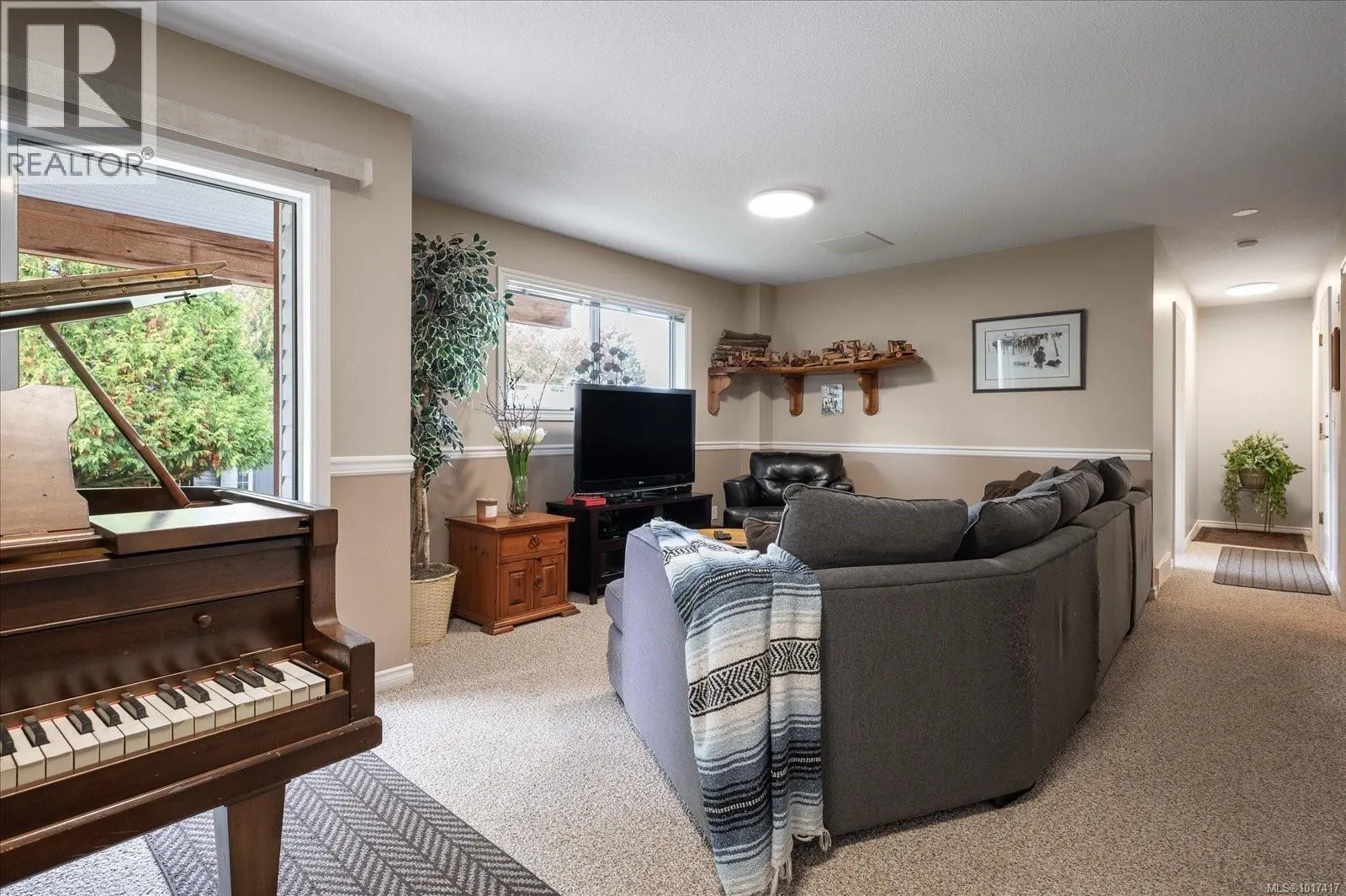 5853 Tweedsmuir Cres