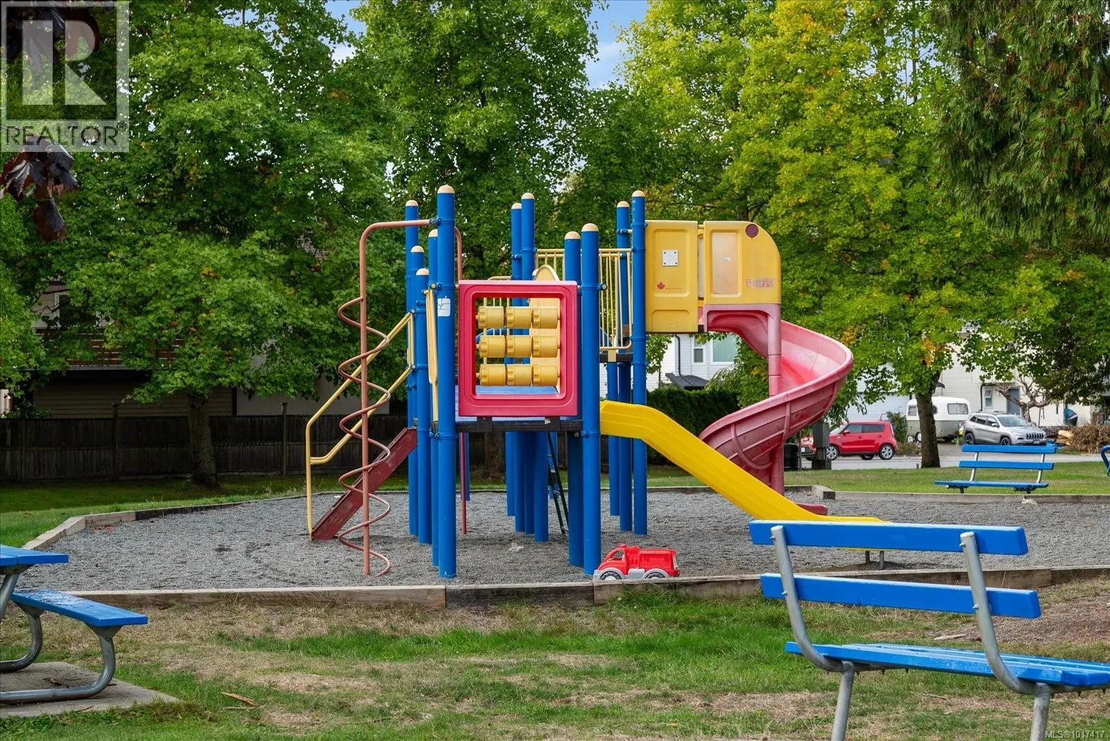 5853 Tweedsmuir Cres
