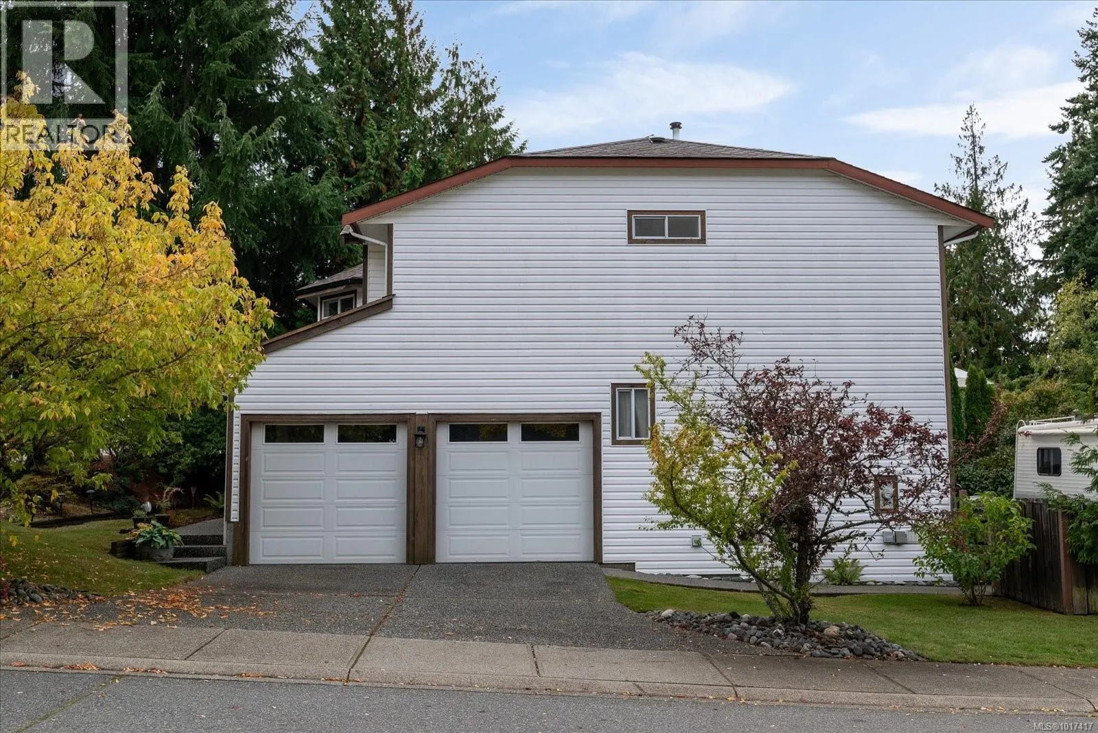 5853 Tweedsmuir Cres