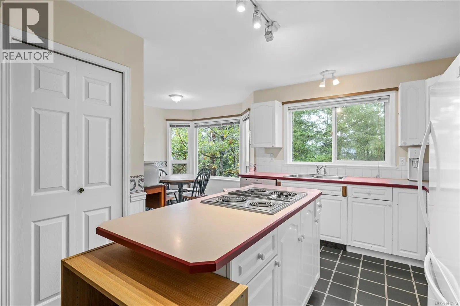 2869 Hemlock Dr