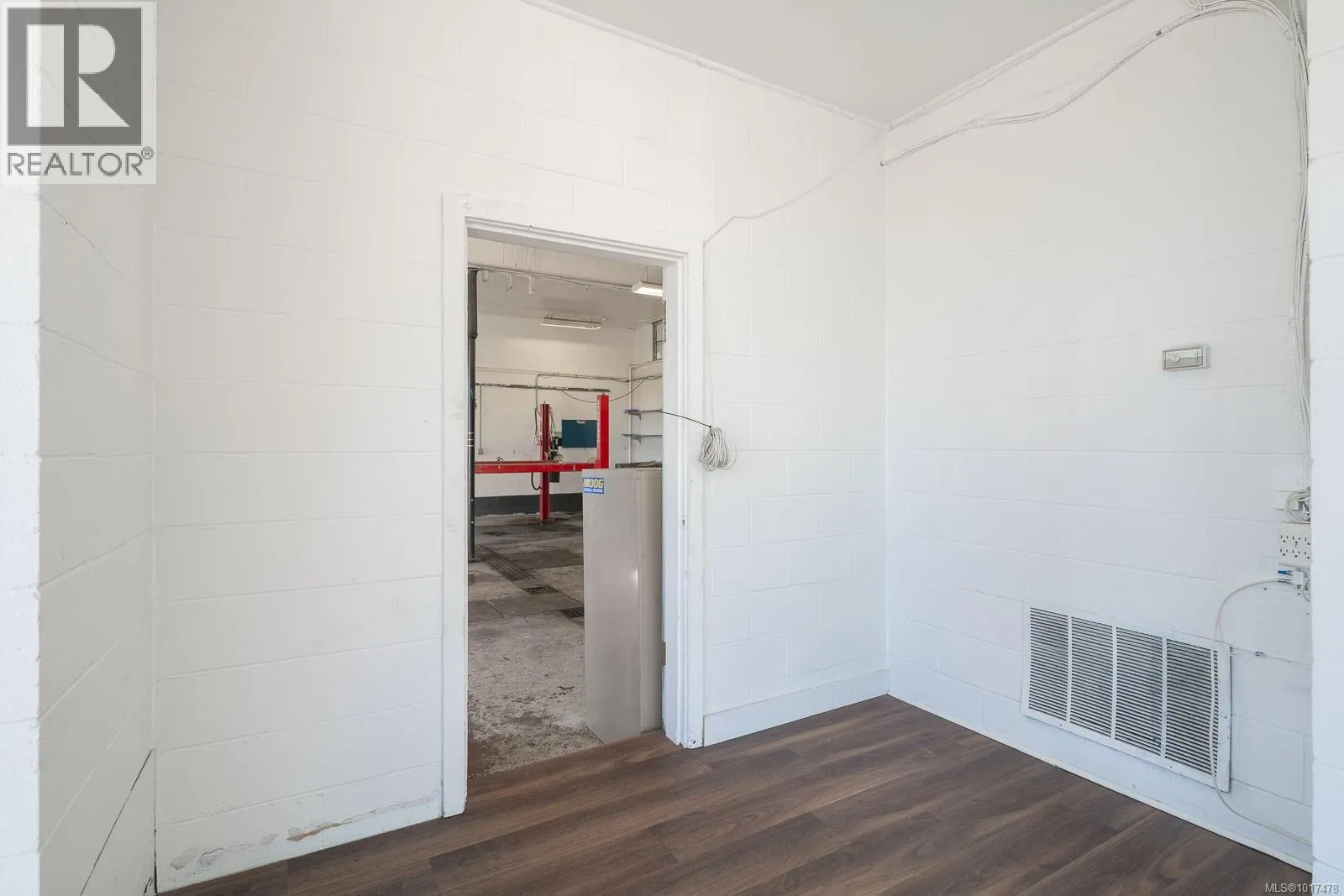 110 Nicol St