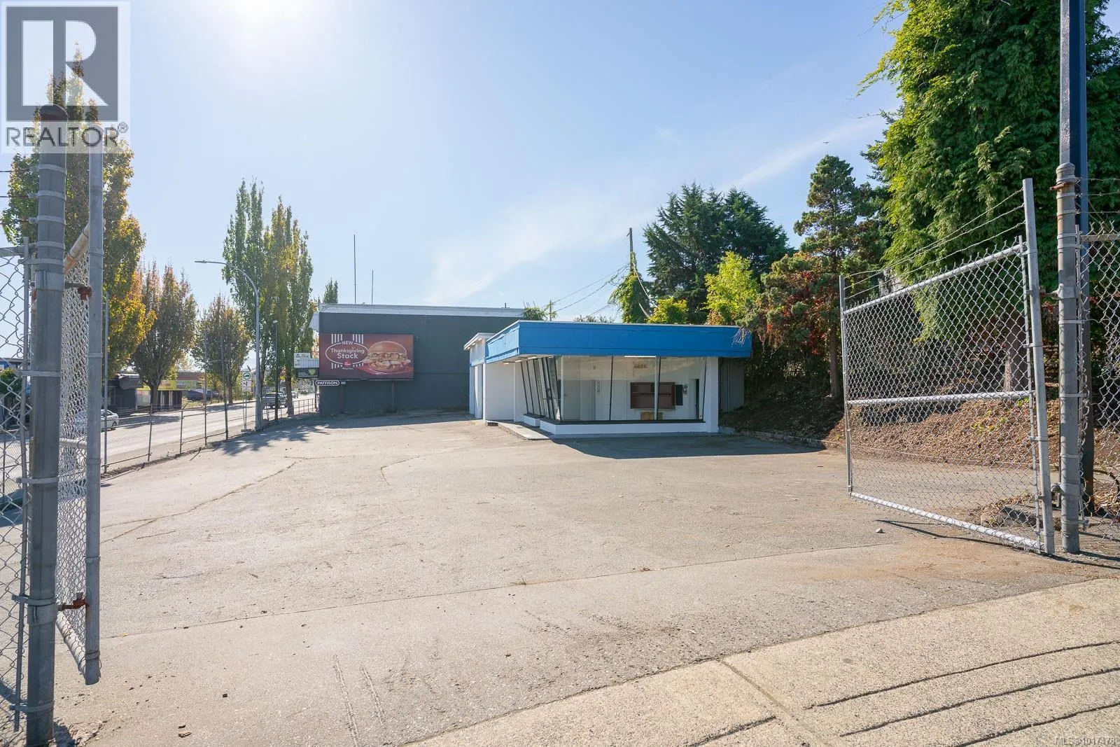 110 Nicol St