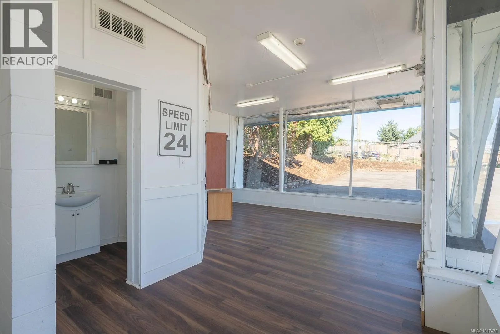 110 Nicol St