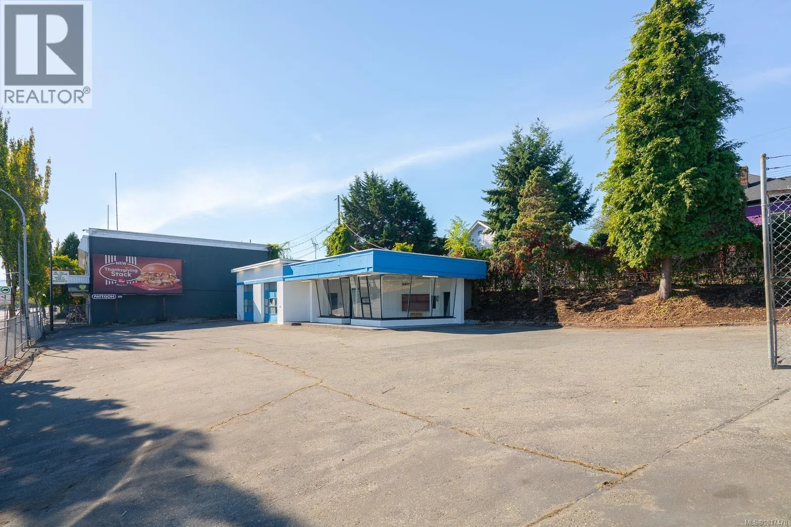 110 Nicol St