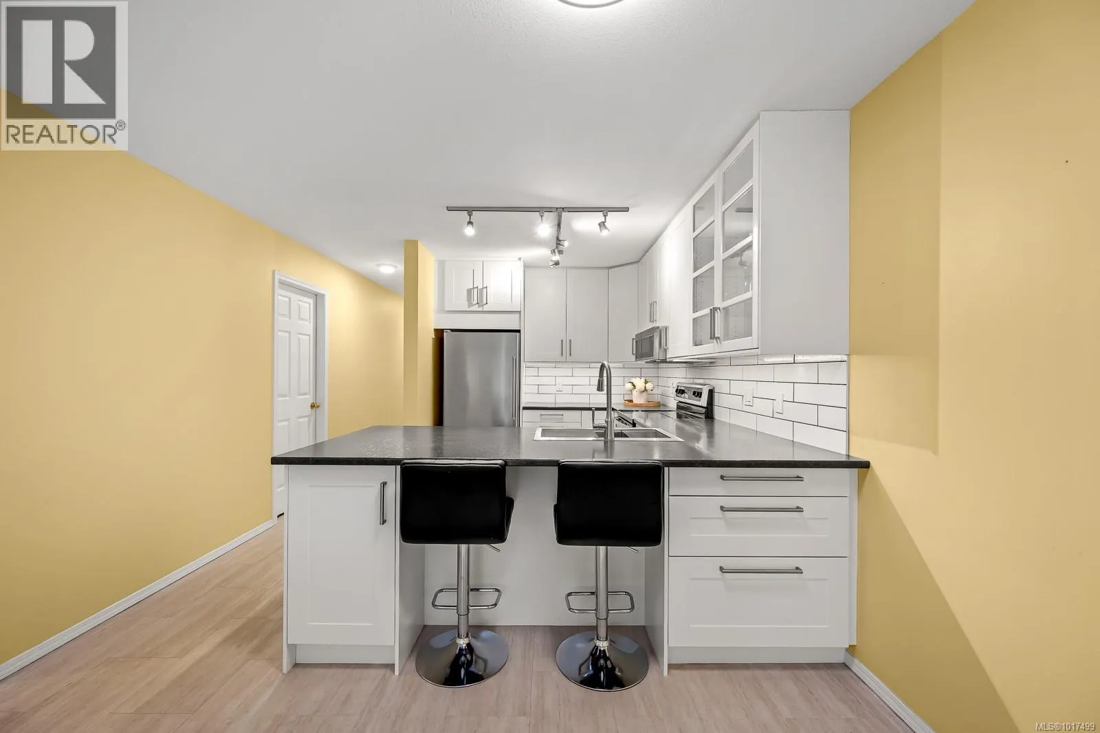 203 4686 Alderwood Pl
