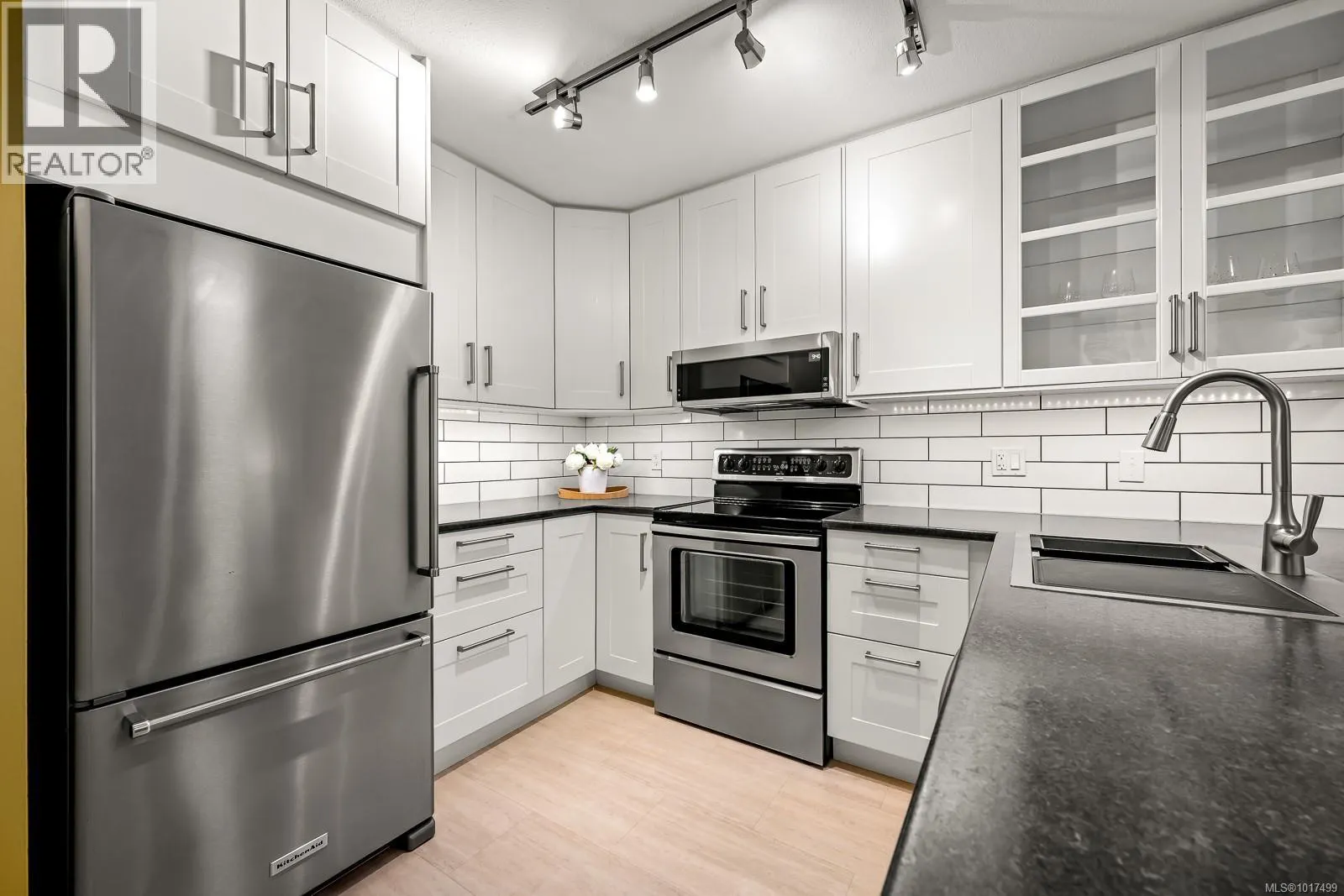 203 4686 Alderwood Pl