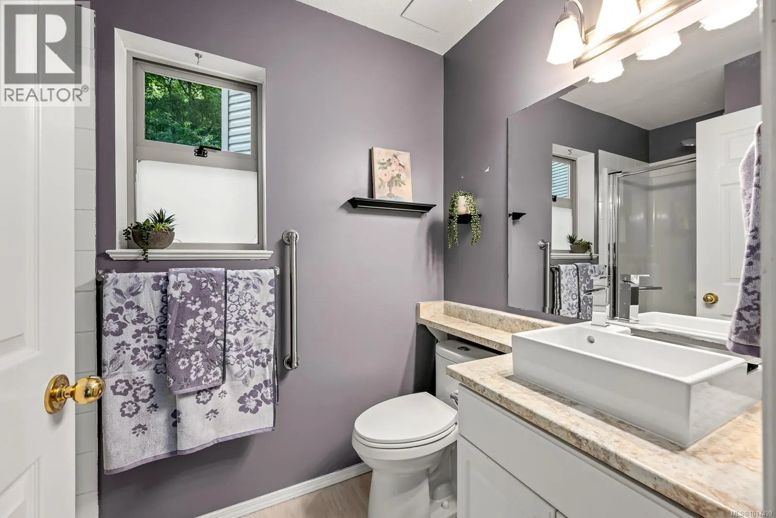 203 4686 Alderwood Pl