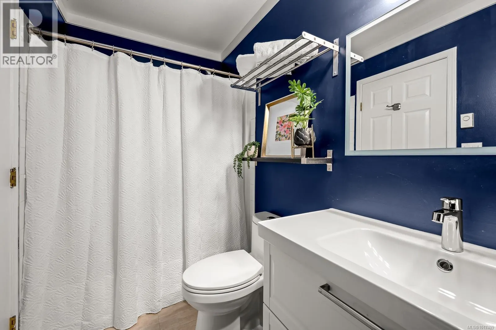 203 4686 Alderwood Pl