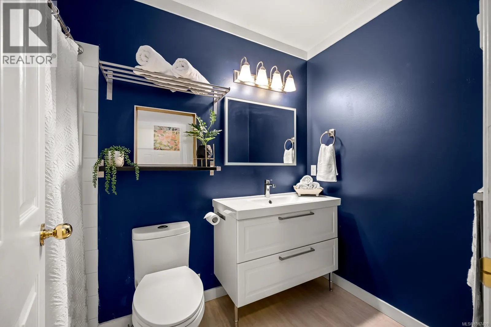 203 4686 Alderwood Pl